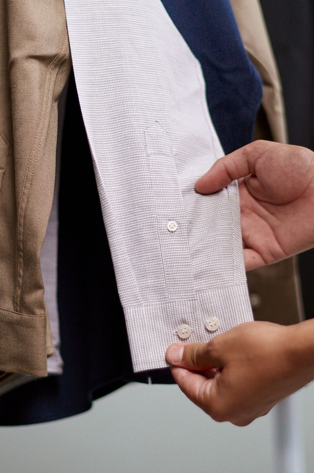 Chemise unisexe upcyclée - lin gris et blanc girafon bleu